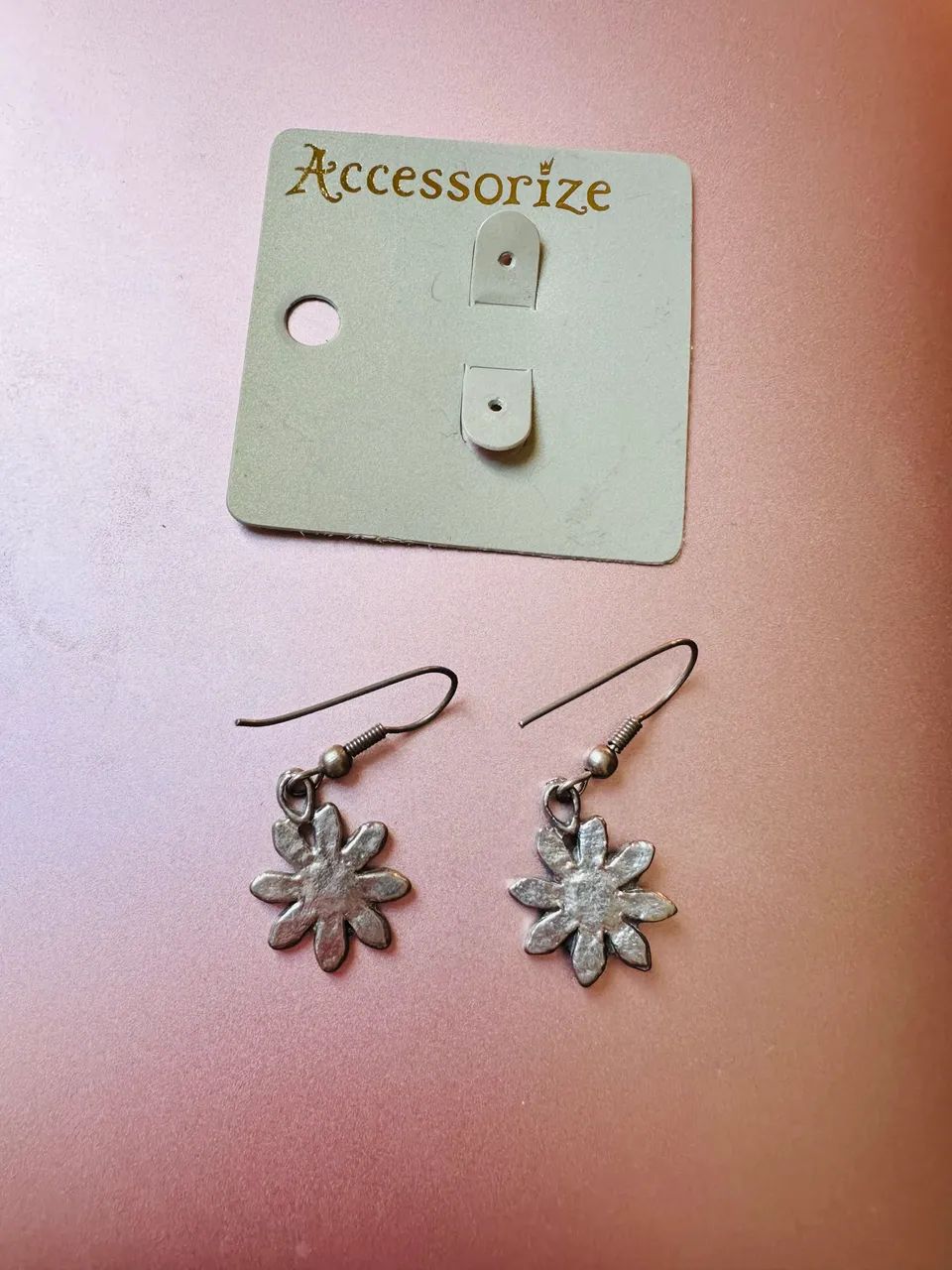 Brinco de florzinha preta Accessorize - Foto 3