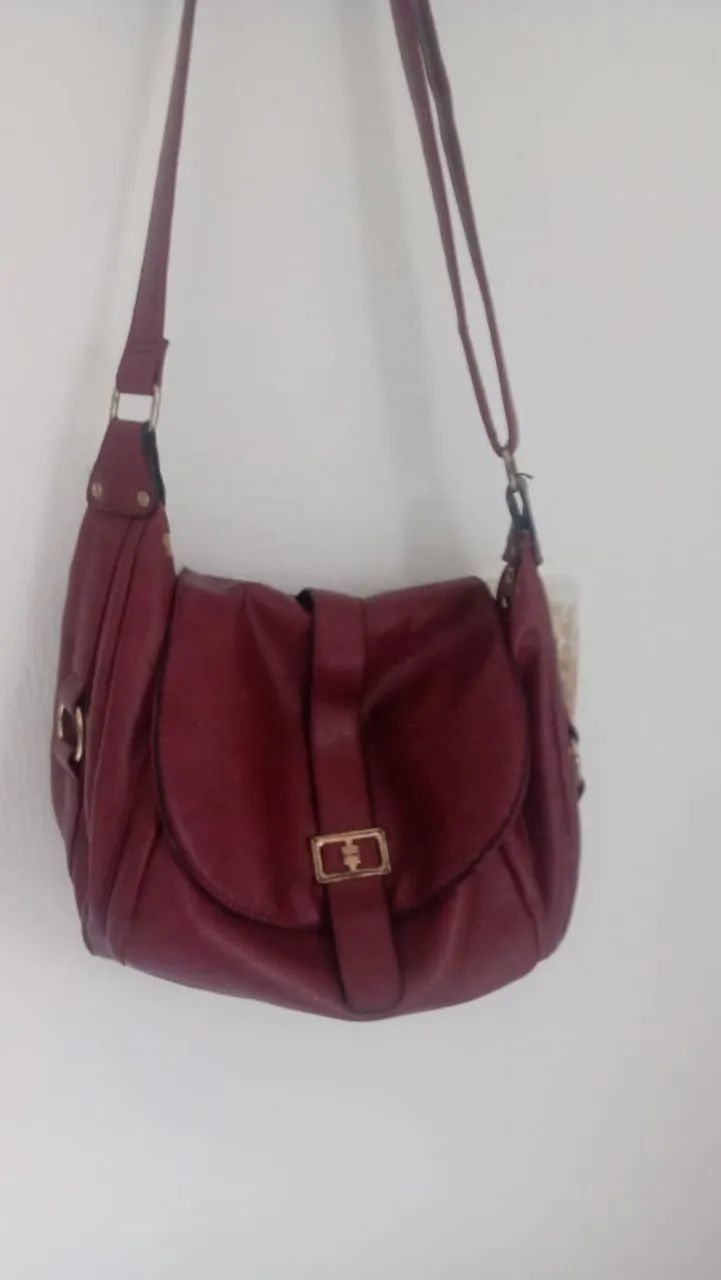 Bolsa de ombro feminina em couro sintético