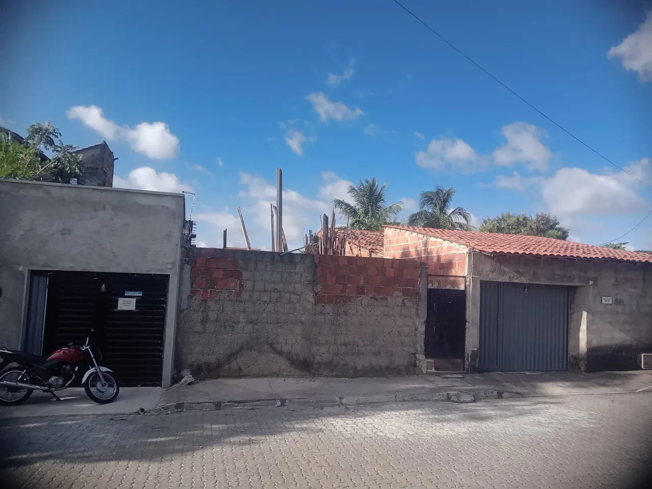 Vende-se terreno com duas casa
