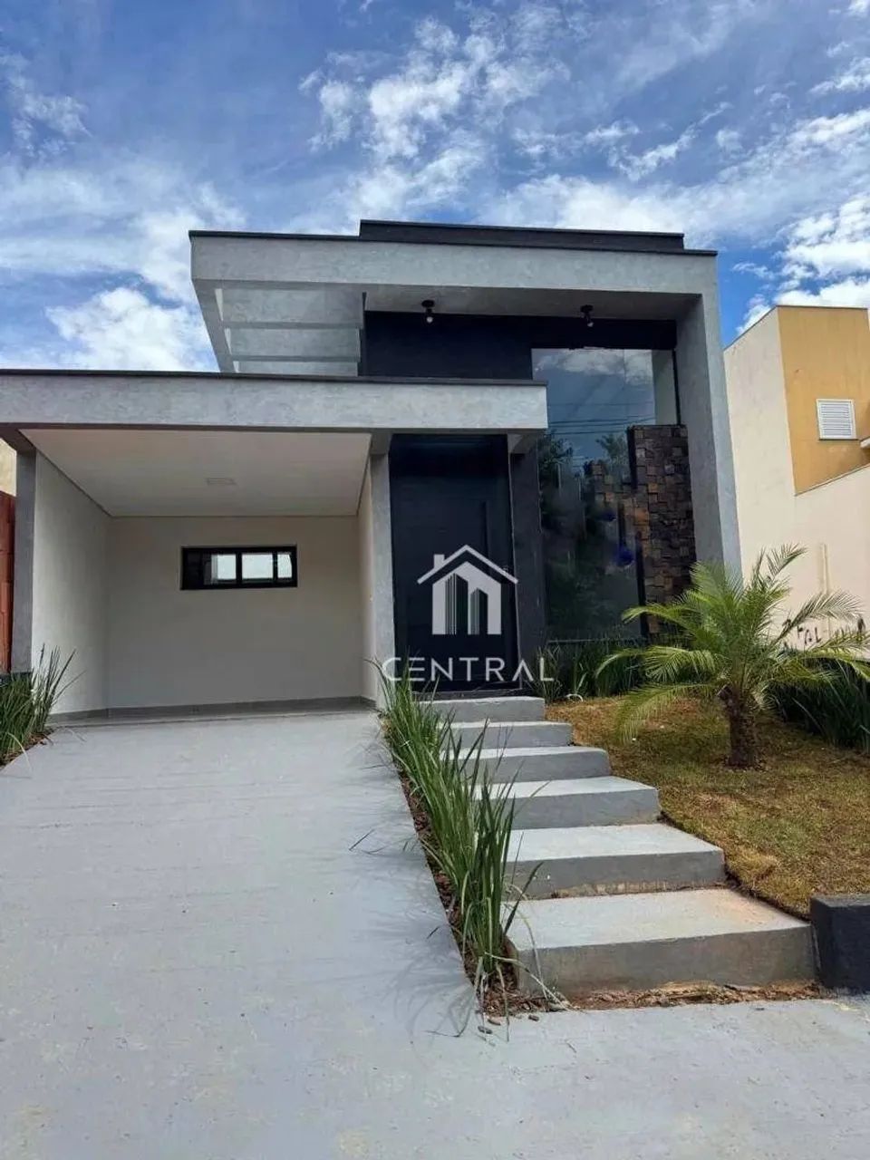 Interessante casa térrea em condomínio fechado