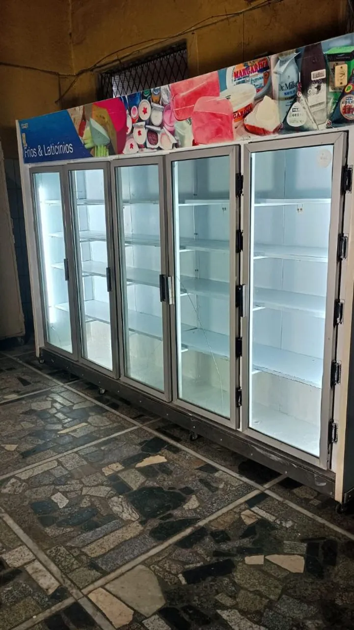 Geladeira Expositora 4 Portas - Ideal para Laticínios e Congelados