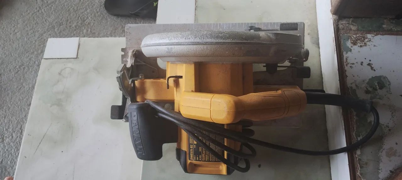 Serra Circular Dewalt - Usada - Foto 2