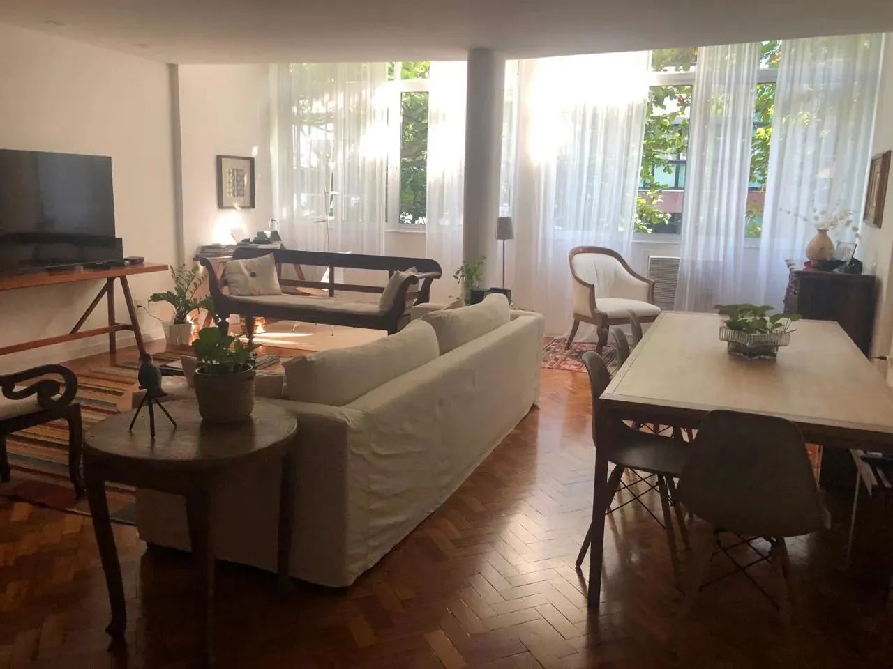 Quadra praia Leblon.  Saläo, 3 DORM sendo 1 suite