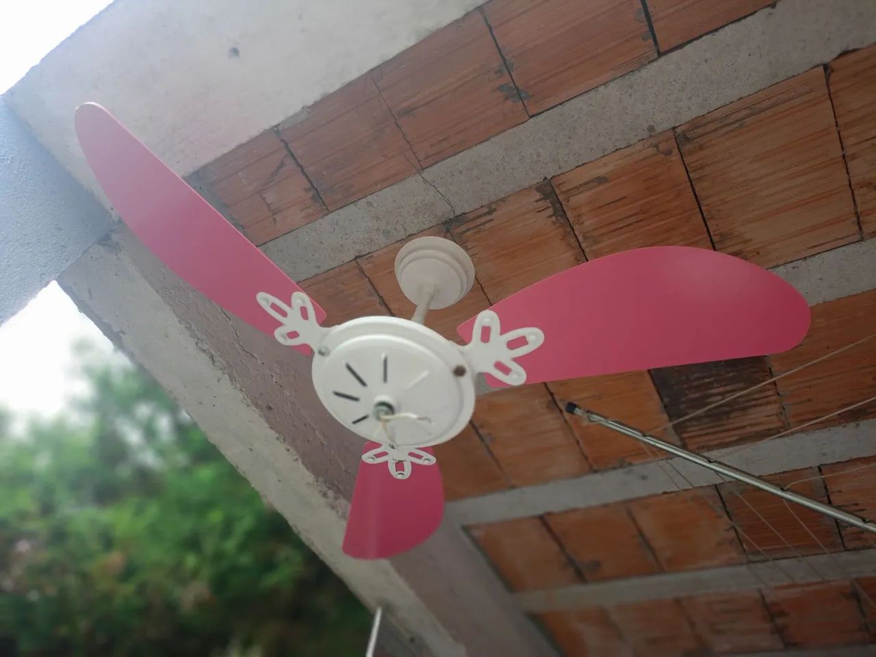 Ventilador de teto branco e rosa