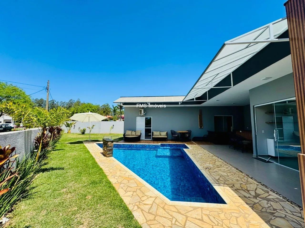 Casa com 4 suítes em condomínio em Porangaba - SP