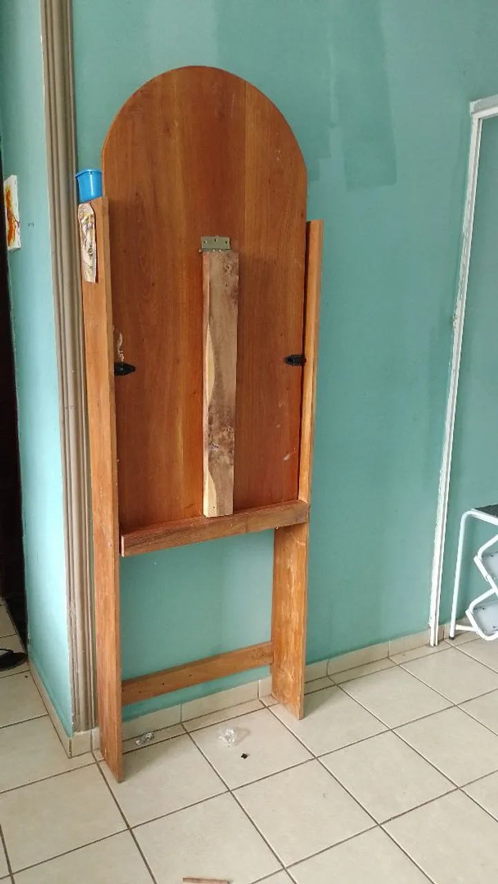Mesa de madeira retrátil com prateleira