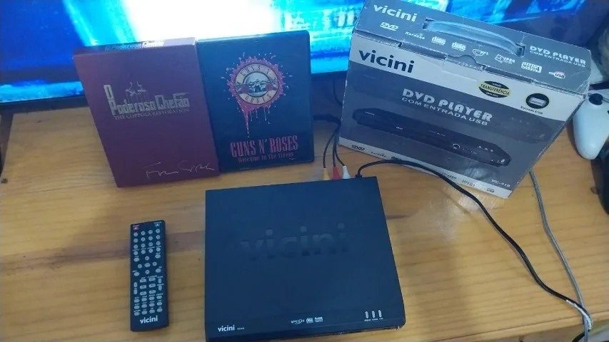 Aparelho de DVD Vicini VC-918 CD/DVD e USB + Coleção Poderoso Chefão + DVD Guns and Roses