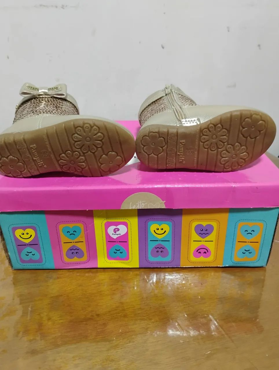 Botas infantis douradas com brilho e laço - Foto 3
