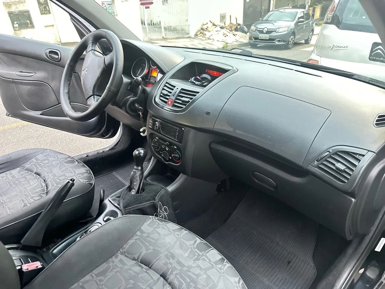 Peugeot 207 HB XR 1.4 - 2009 - Preto - Flex - Foto 2