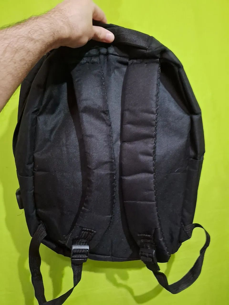 Mochila Preta Simples de Alças (com pequenos defeitos) - Foto 3