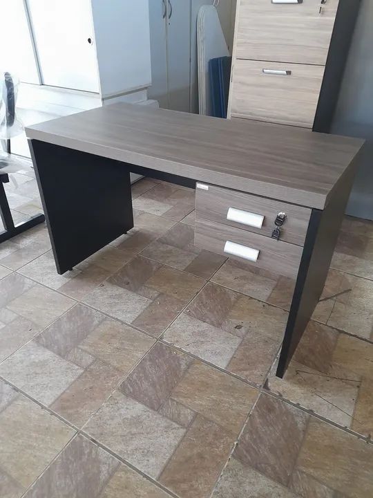 Escrivaninha com 2 gavetas - Amadeirada - Foto 2