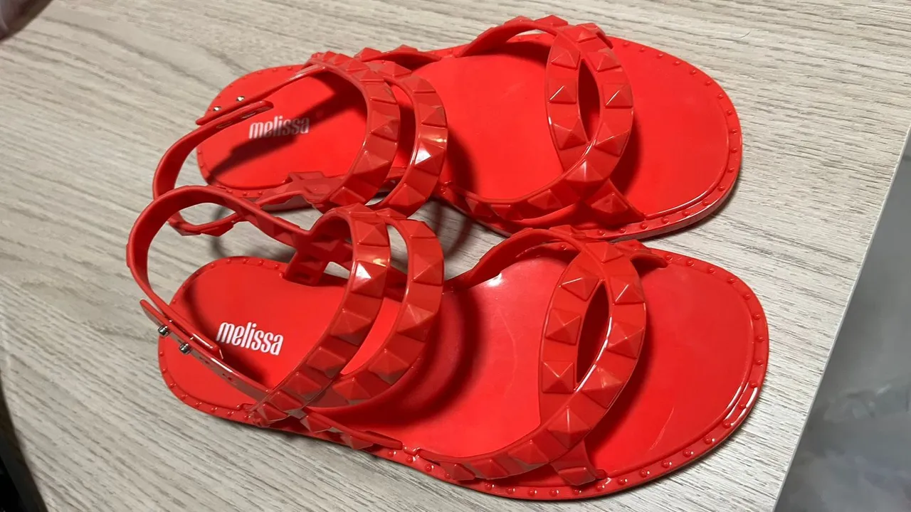 Sandália Melissa vermelha com detalhes em spikes