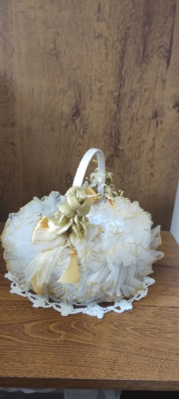 Cesta Porta Alianças Decorada com Flores Douradas - Foto 4