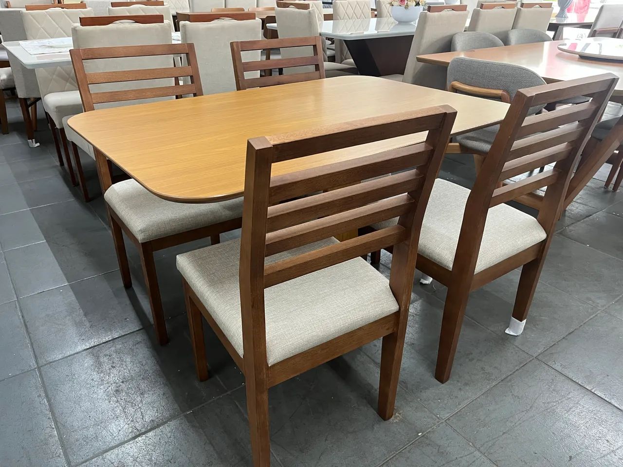 Conjunto de mesa com cadeiras de madeira  - Foto 3