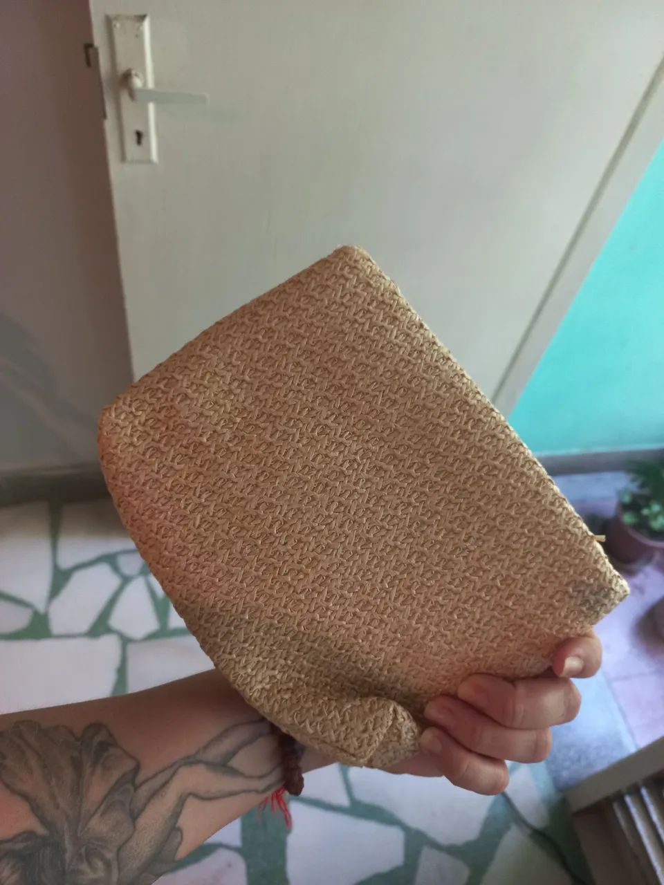 Bolsa de Ombro Palha com Detalhes Dourados - Foto 4