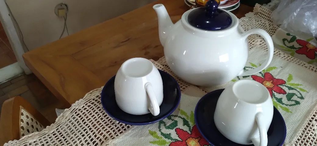 Conjunto de bule com duas xicaras e Pires  SEMINOVO - Foto 2