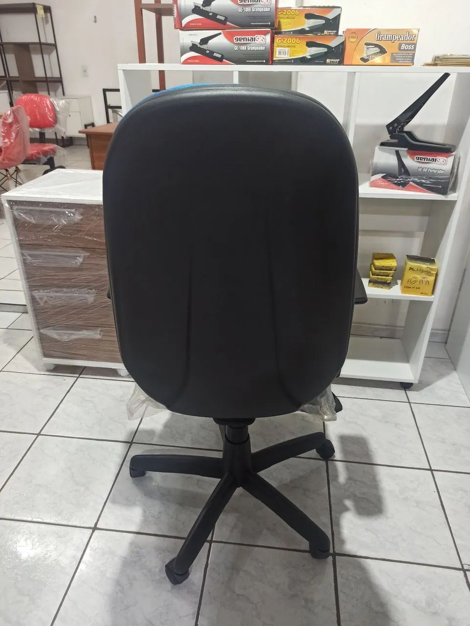 Cadeira giratória azul  - Foto 4