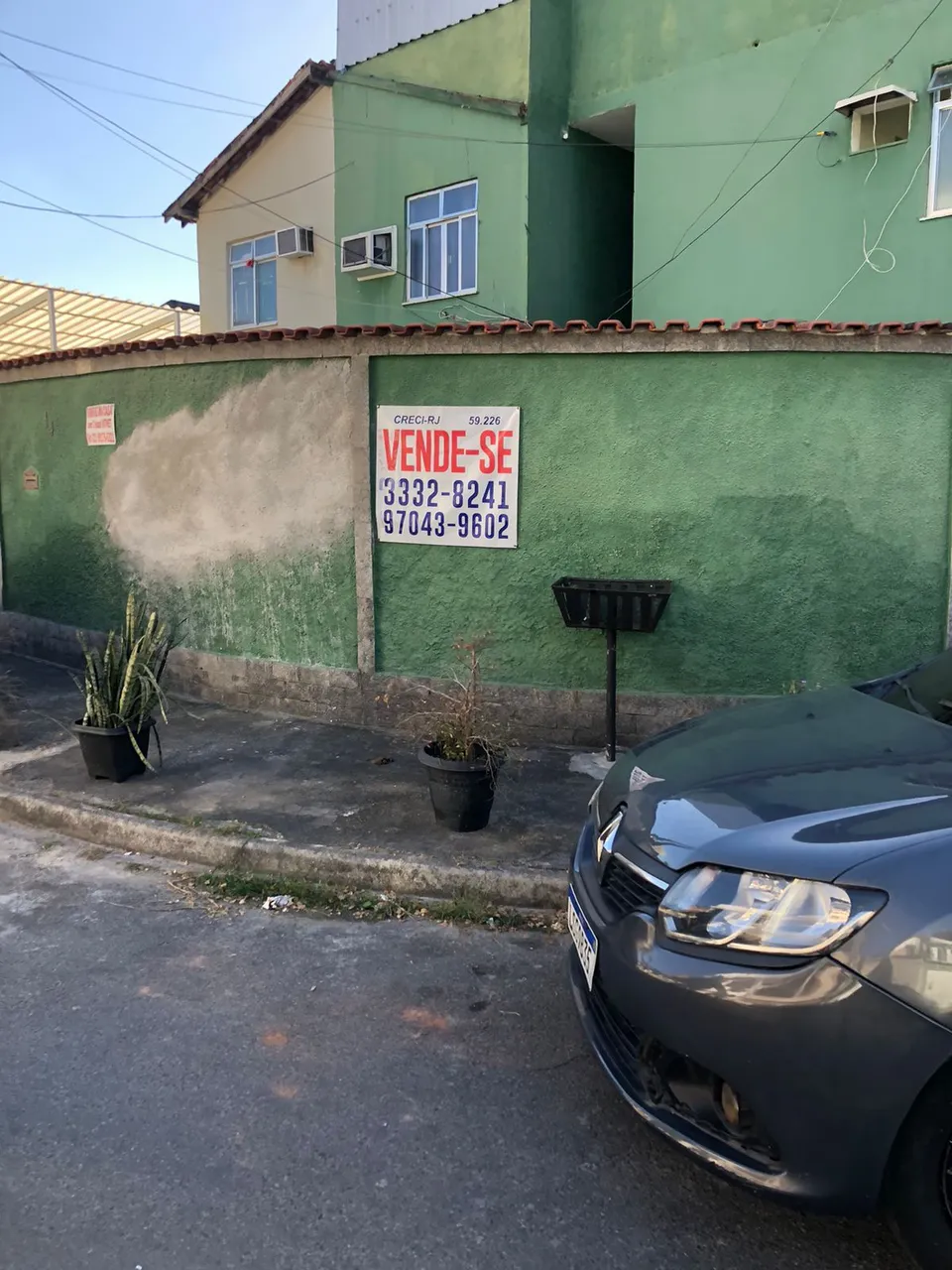 Vende-se casa com 2 kitnets, piscina e 2 quartos em Bangu/RJ