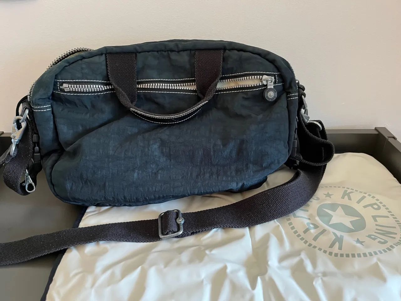 Bolsa maternidade Kipling original Azul com trocador - Foto 5