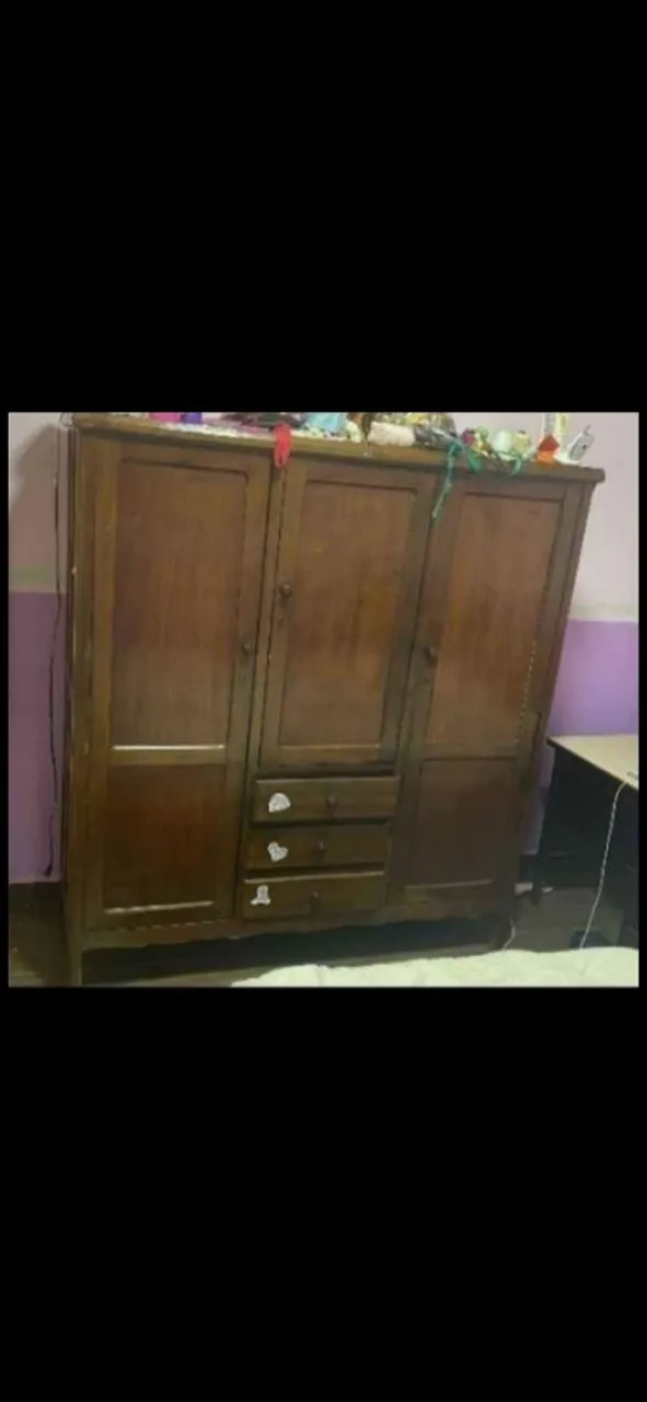 Guarda-Roupa de Madeira Clássico