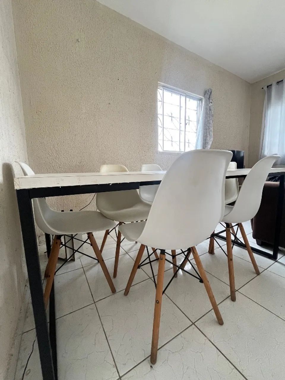 Mesa de jantar completa com 6 cadeiras.
