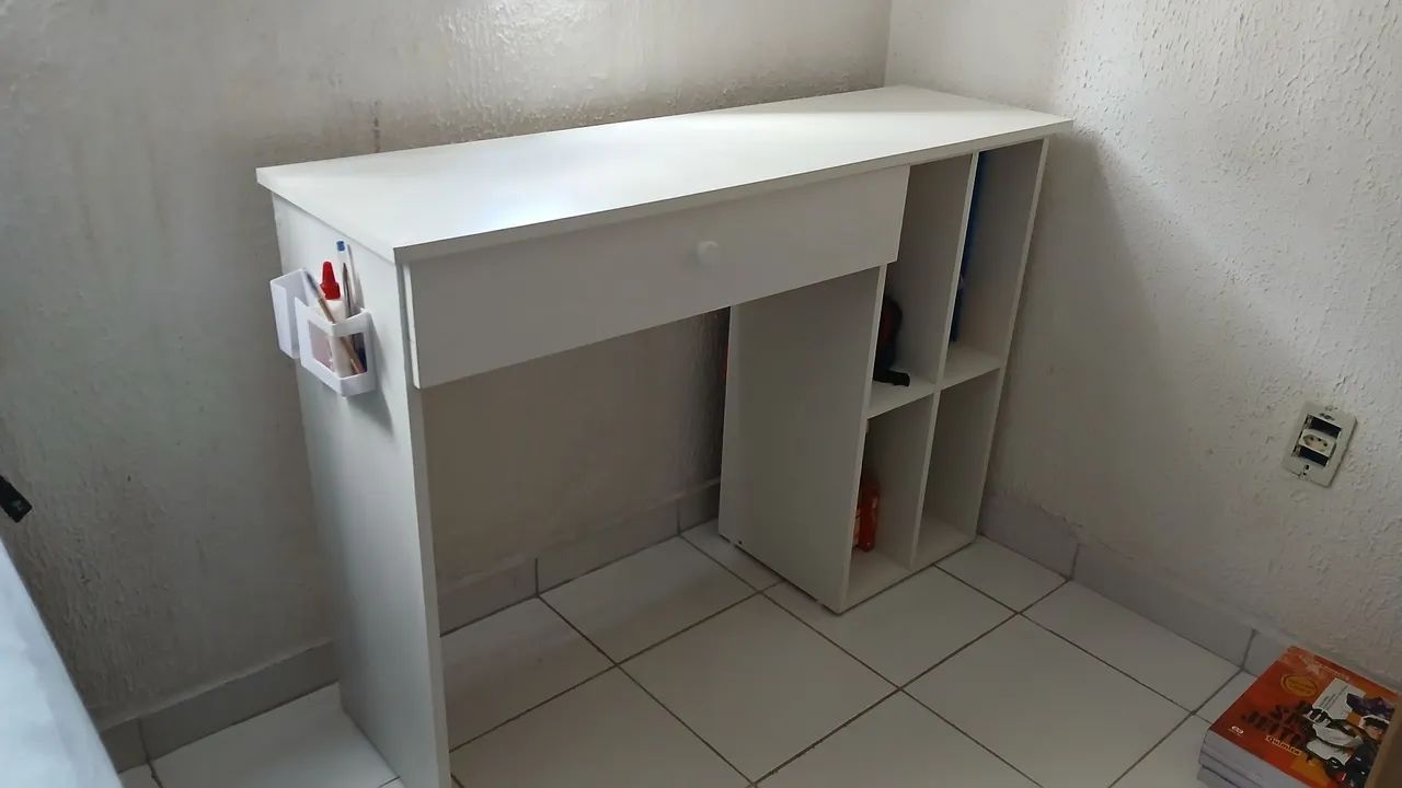 Escrivaninha/mesa para quarto semi NOVA