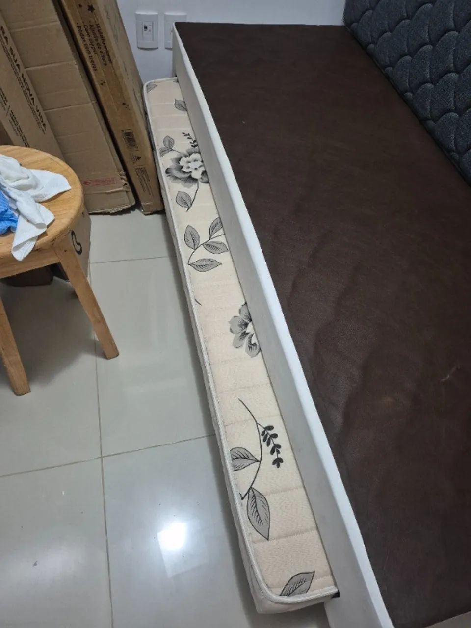 Vende-se cama solteiro, com colchão e cama auxiliar - Foto 3