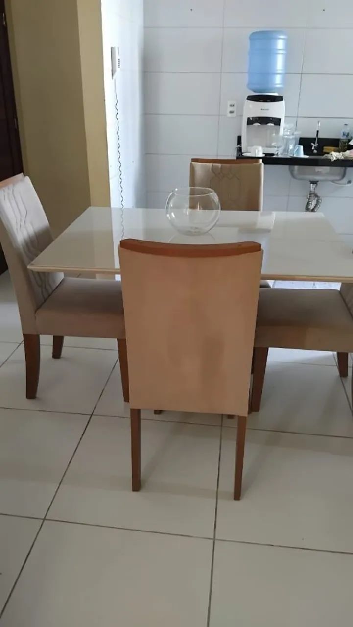 Mesa de jantar com 4 cadeiras