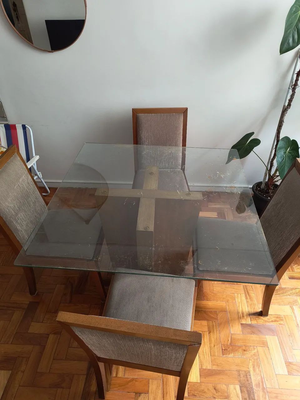 Mesa com 4 cadeiras de madeira  - Foto 3