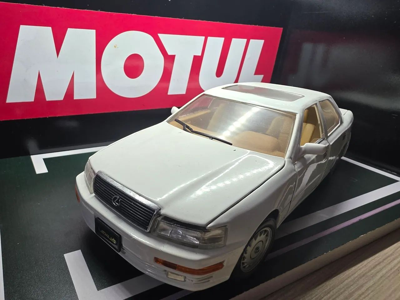 Miniatura 1:18 Lexus LS 400 Miniatura do jogo street fighter