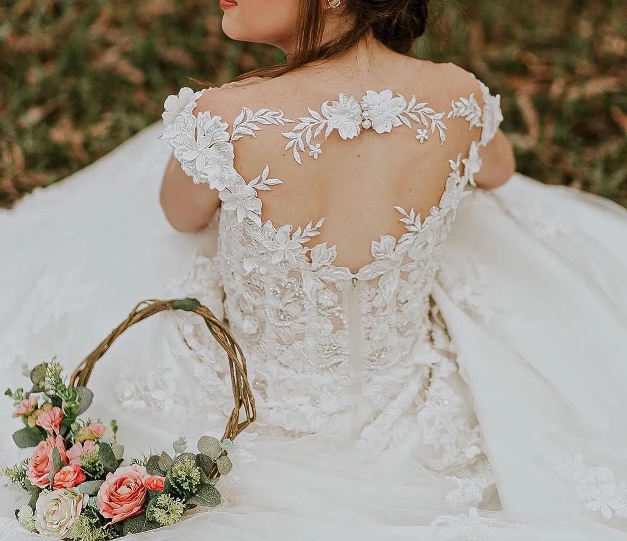 Vestido de noiva com renda 3D cor marfim. - Foto 4