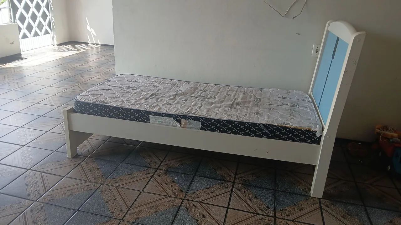 Cama de Solteiro em madeira 