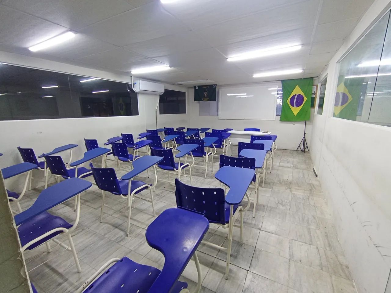 Alugamos salas de aula. 