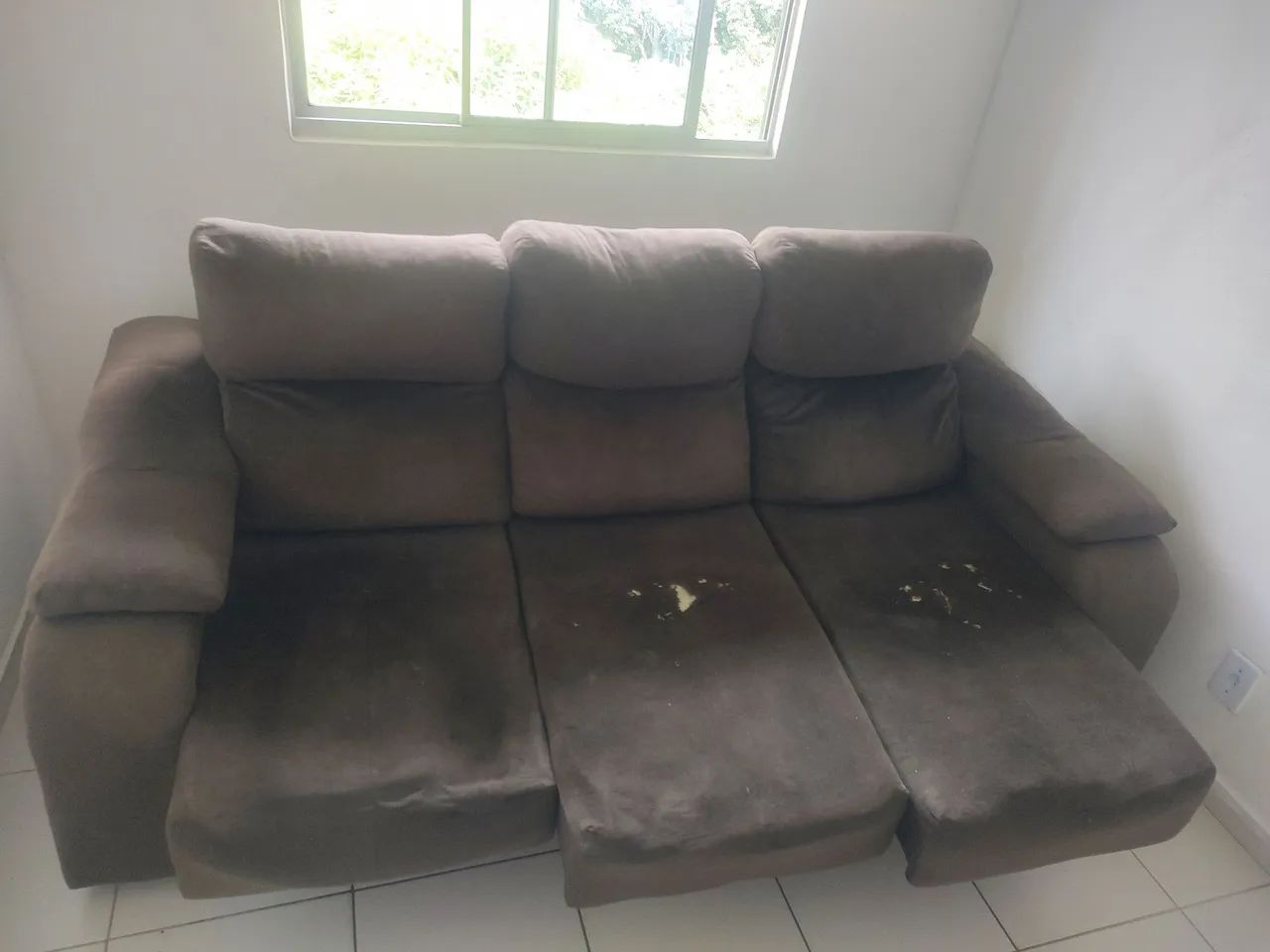 Vendo sofá retrátil 3 lugares  - Foto 4