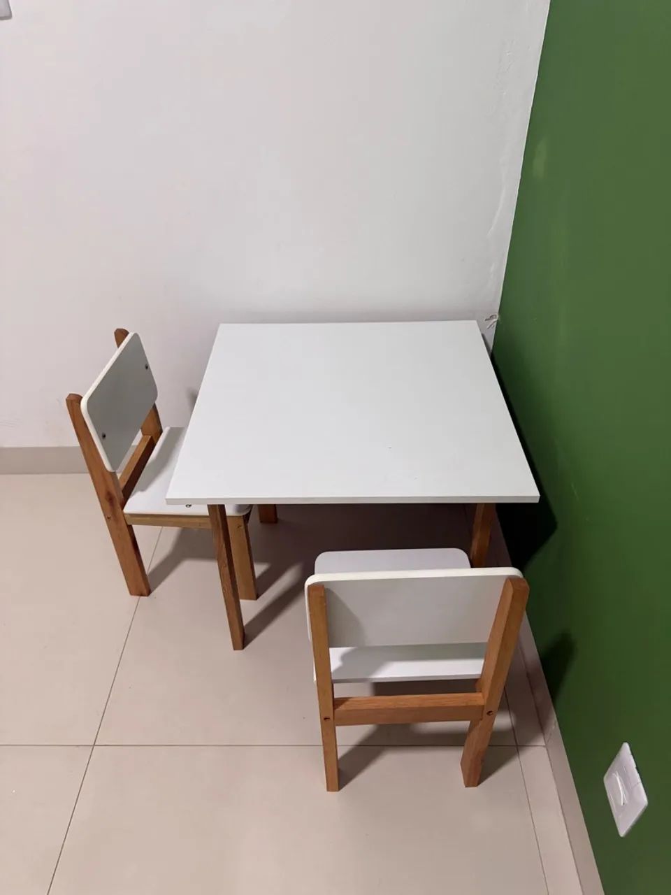 Conjunto de Mesa Infantil com 2 Cadeiras - MDF