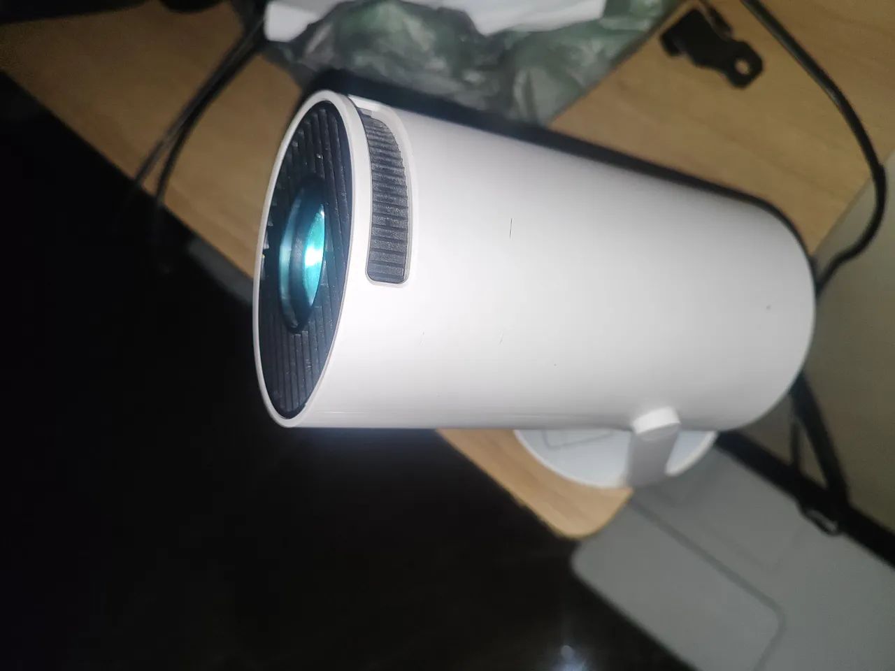 Projetor configurado com 2 mês de conteúdos grátis  - Foto 2