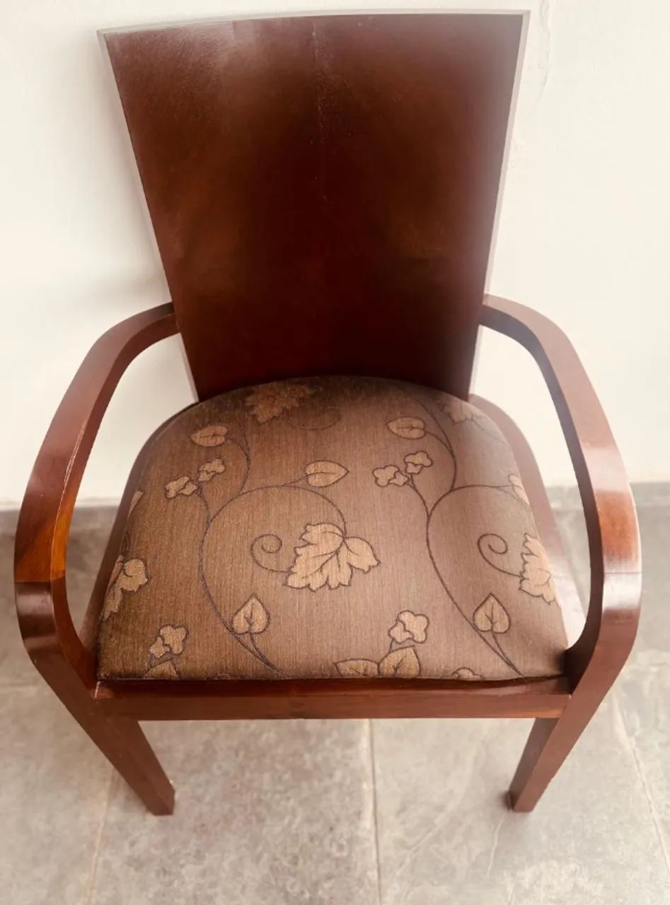 Poltrona chique de madeira maciça