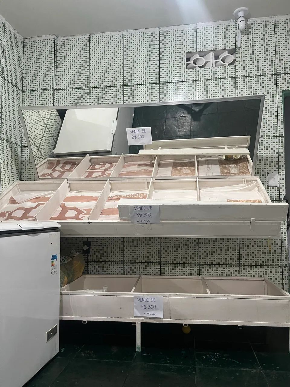 Bancas e espelhos para sacolão 