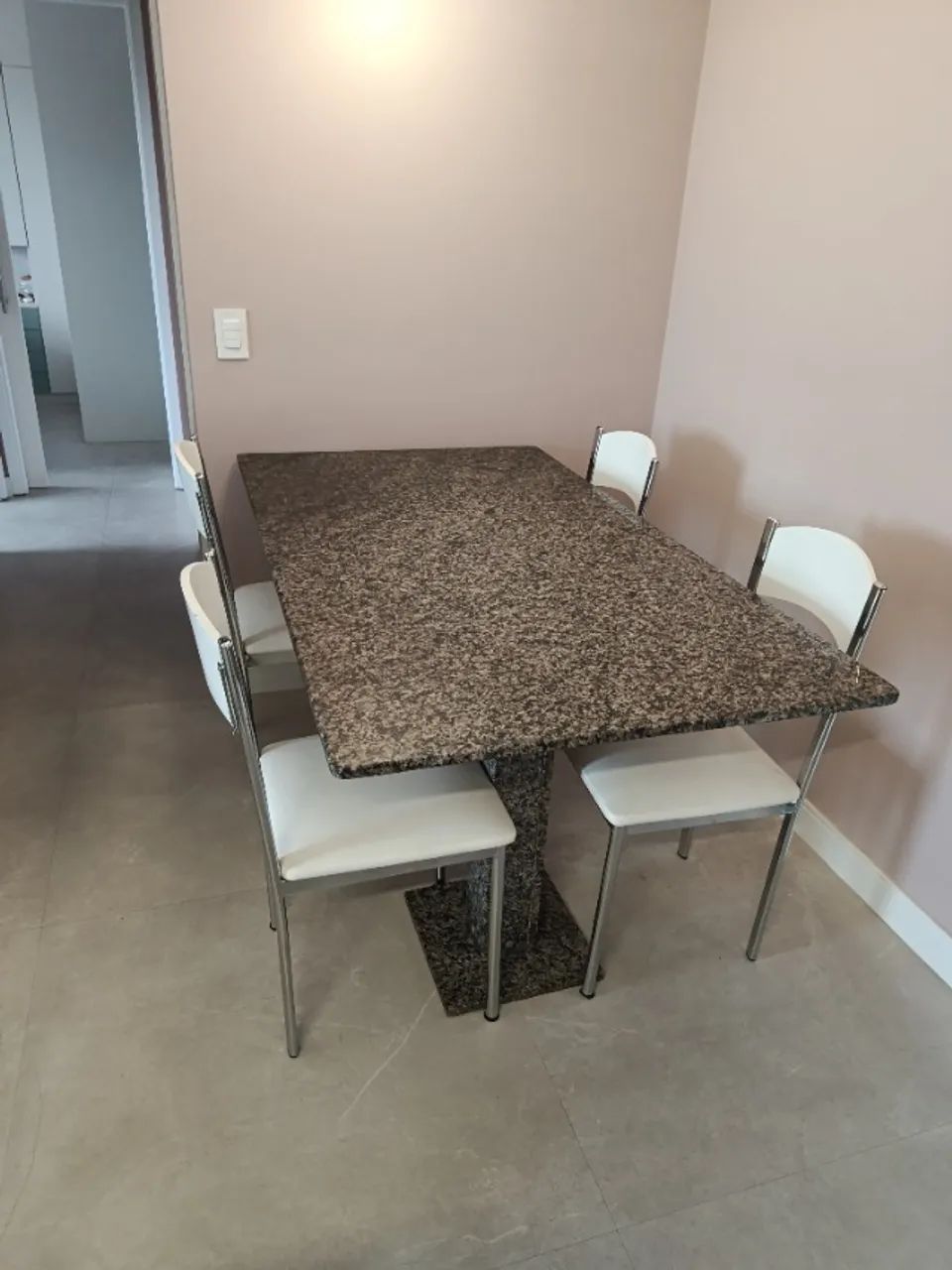Mesa jantar com 4 cadeiras.