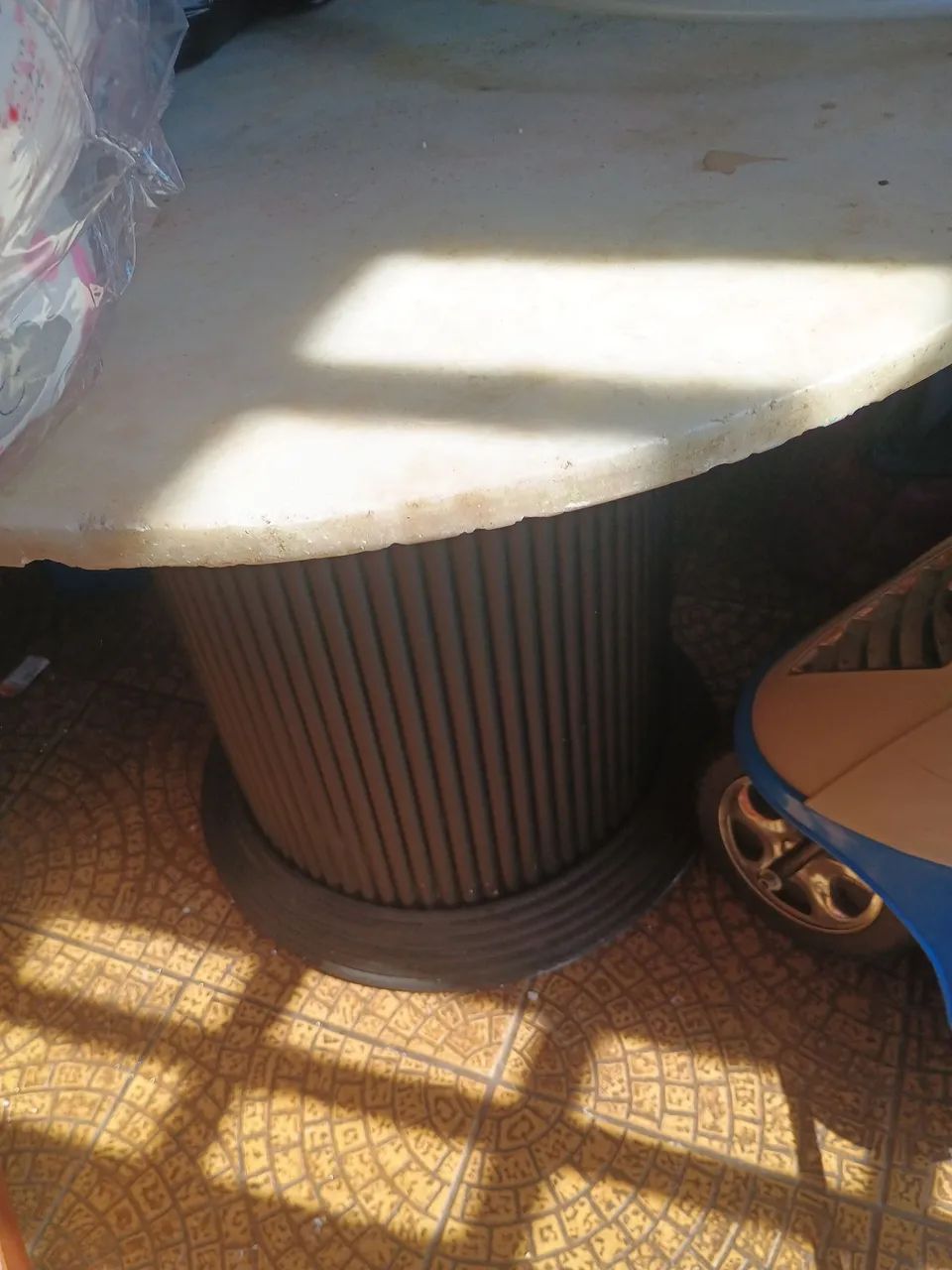 Mesa com tampo de mármore 