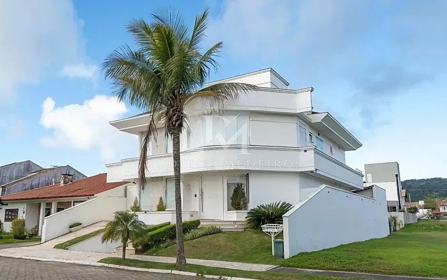 Casa mobiliada com 4 suítes, amplo terreno e área de lazer completa em Jurerê Internaciona - Foto 2