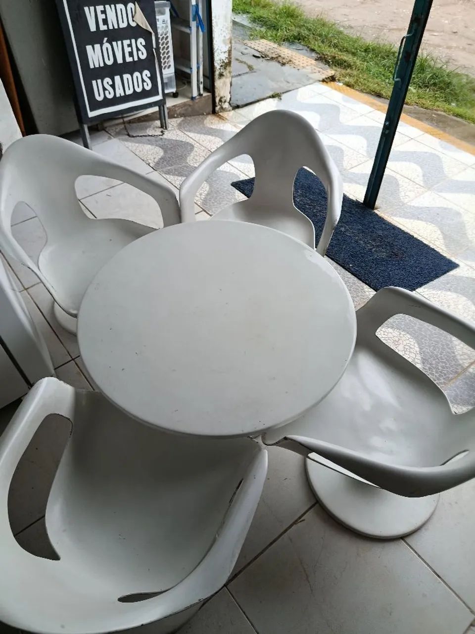 Mesa com 4 cadeiras de fibra vidro - Foto 3