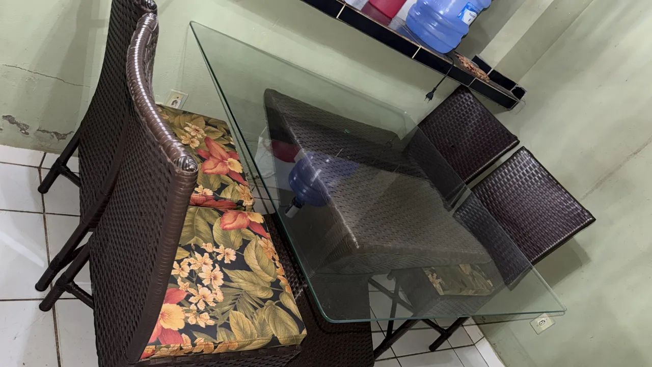 Mesa com 4 cadeiras 