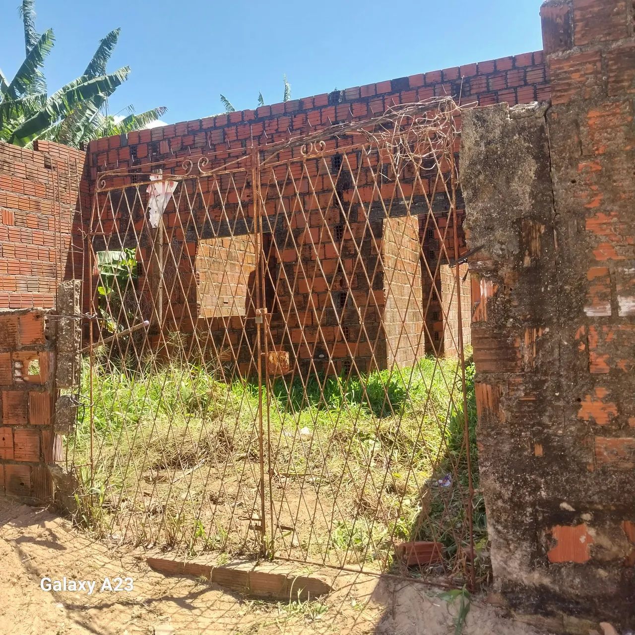Terreno com as paredes levantadas  - Foto 2