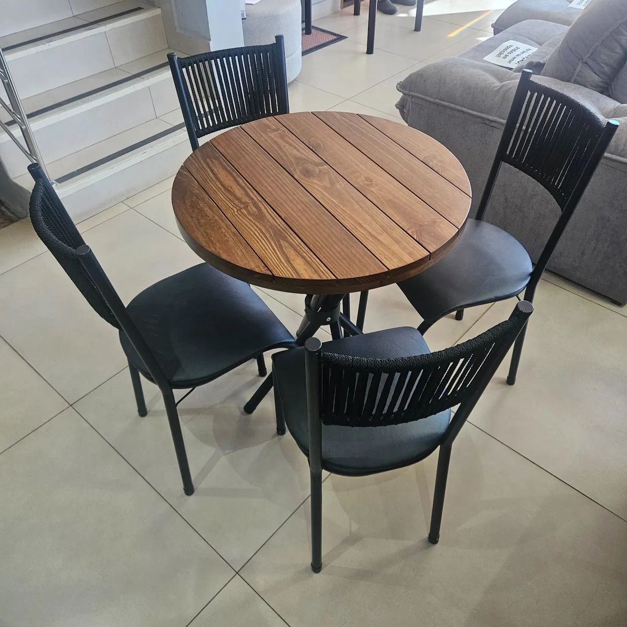 Mesa Com 4 cadeiras Mariana
