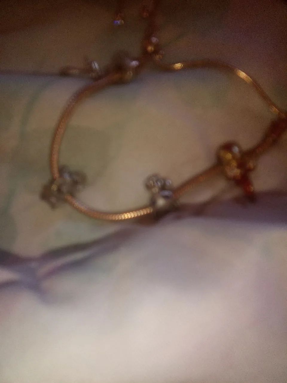 Pulseira Pandora com adereços 