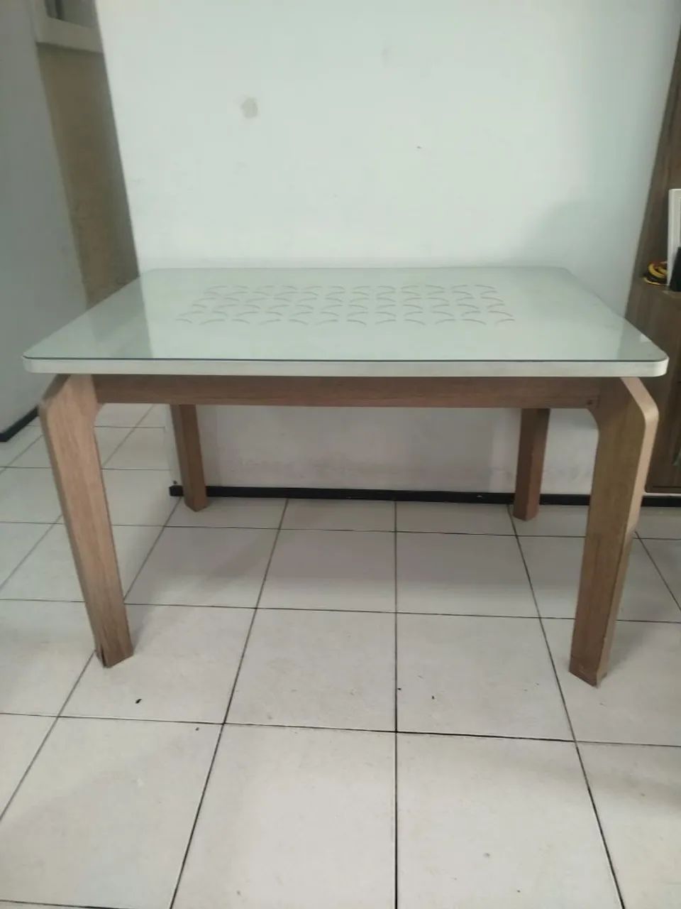 Mesa de jantar com 4 cadeiras 