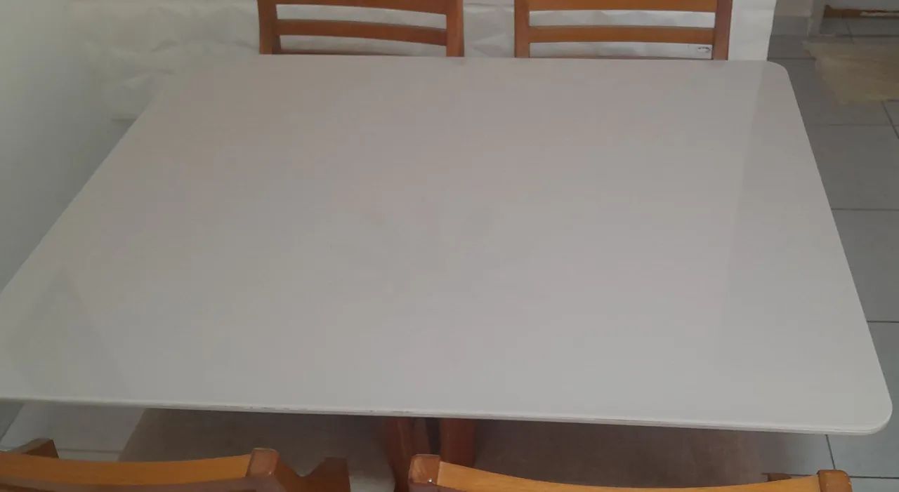 Mesa de madeira com tampão vidro - 4 cadeiras. - Foto 3