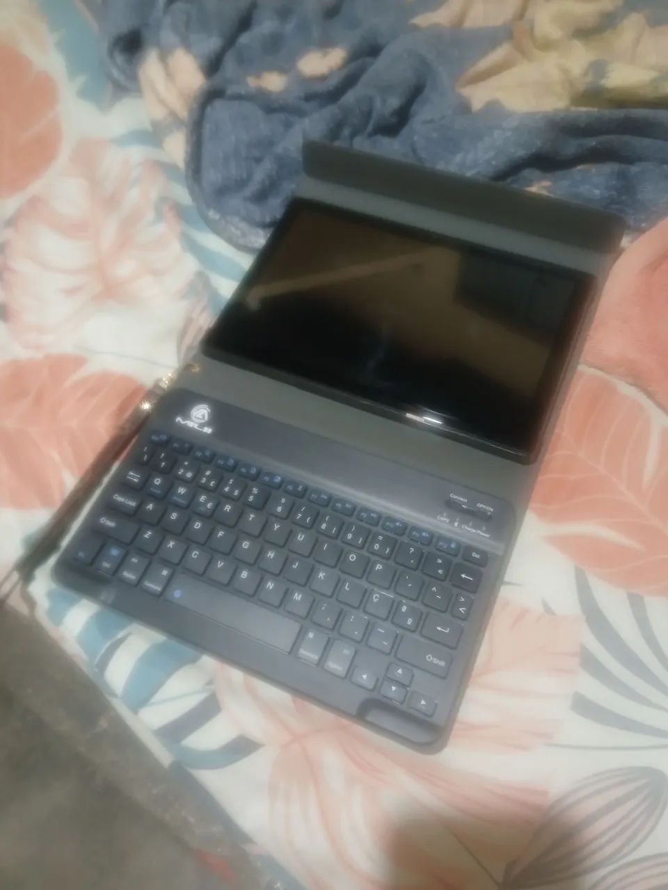 Tablet com teclado marca milii 