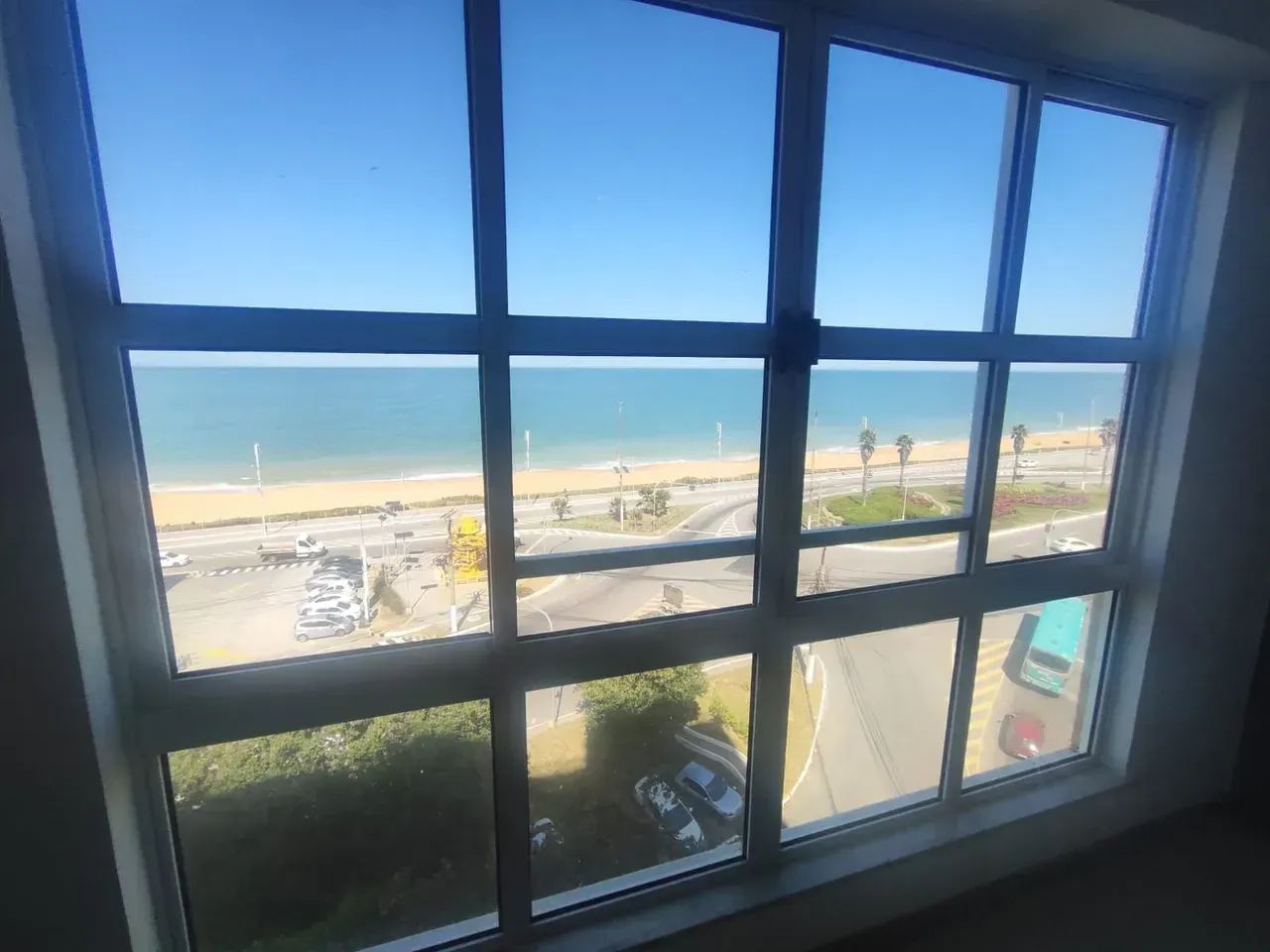 Flat mobiliado com vista frontal para o mar